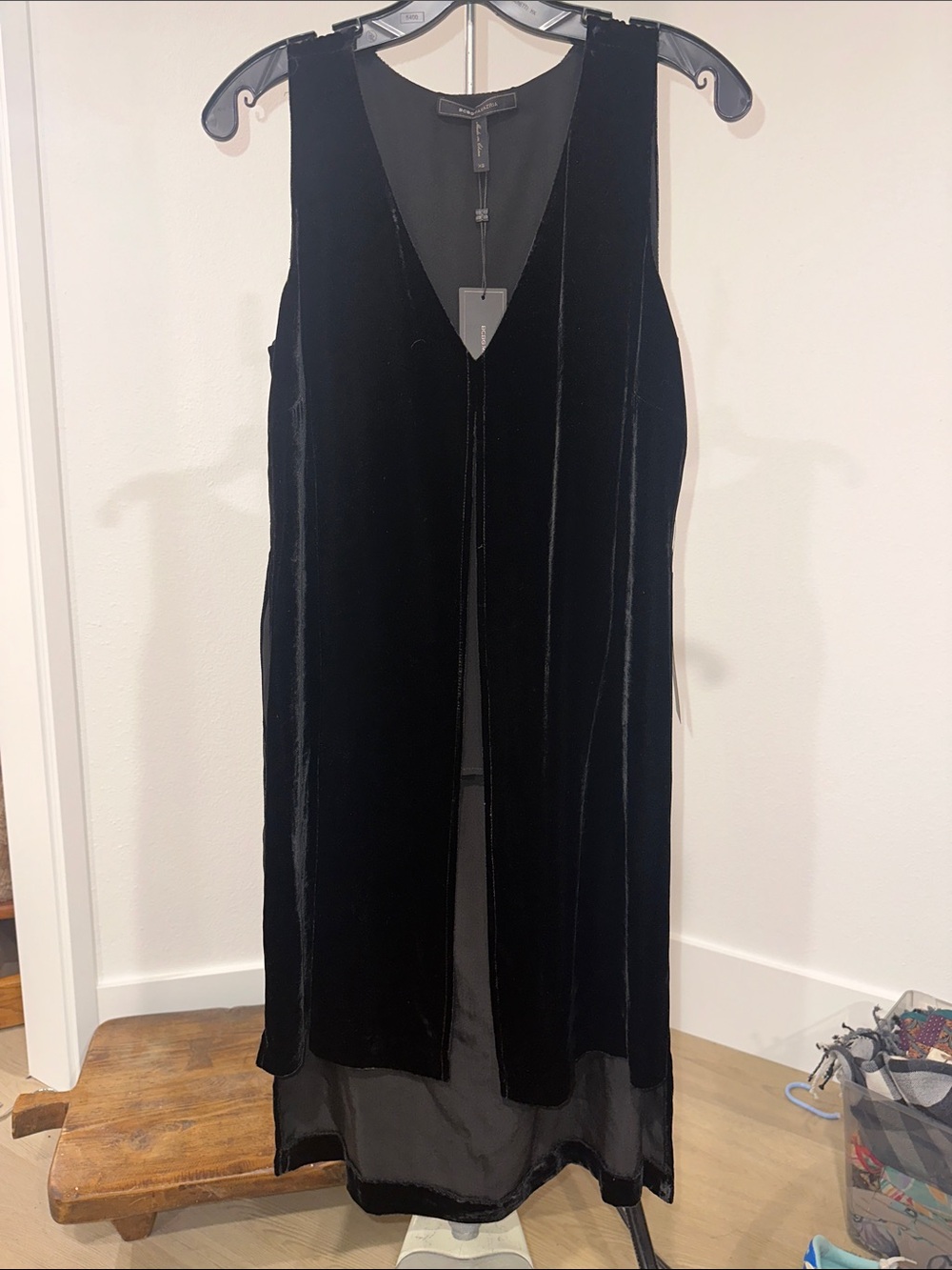 NWT BCBGMaxAzria ‘svetlana’ Black Velvet hi-low V-Neck Sleeveless Blouse w sx